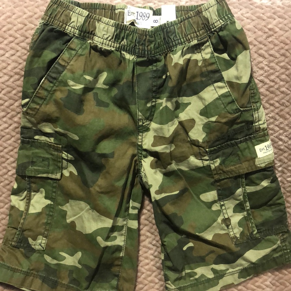 Boys 8 Green camo cargo shorts